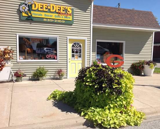 Dee Dees Florals LLC | 103 N Macoupin St, Gillespie, IL 62033, USA | Phone: (217) 839-2169