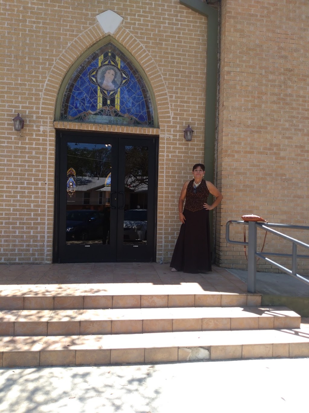 Sacred Heart Catholic Church | 1009 Trail St, Floresville, TX 78114, USA | Phone: (830) 393-6117