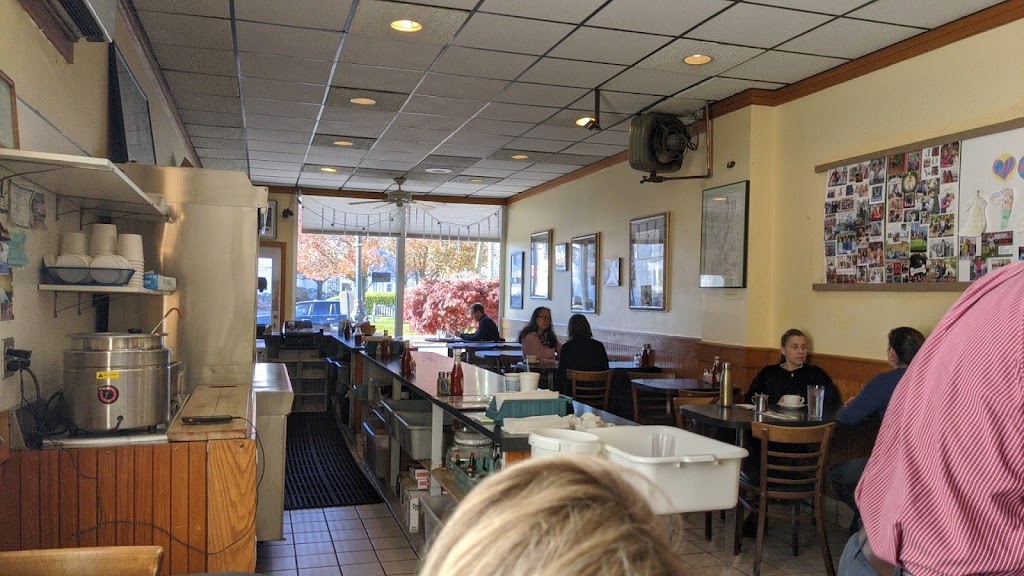 Village Luncheonette & Pizza | 88 Old Ridgefield Rd, Wilton, CT 06897, USA | Phone: (203) 762-5883