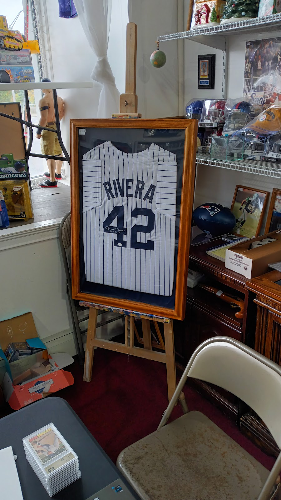 Eddie Os Sports Memorabilia & Collectibles | 677 Dutchess Turnpike, Poughkeepsie, NY 12603, USA | Phone: (845) 232-5556