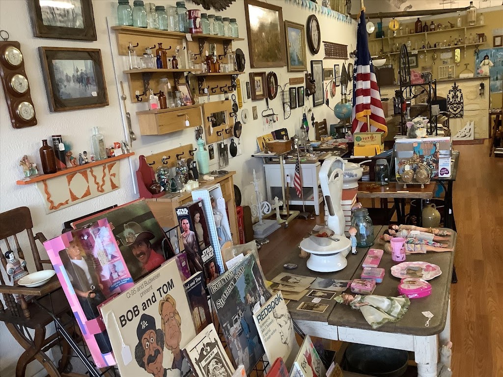 Hartford City Antiques Emporium | 106 N Jefferson St, Hartford City, IN 47348, USA | Phone: (765) 330-4083