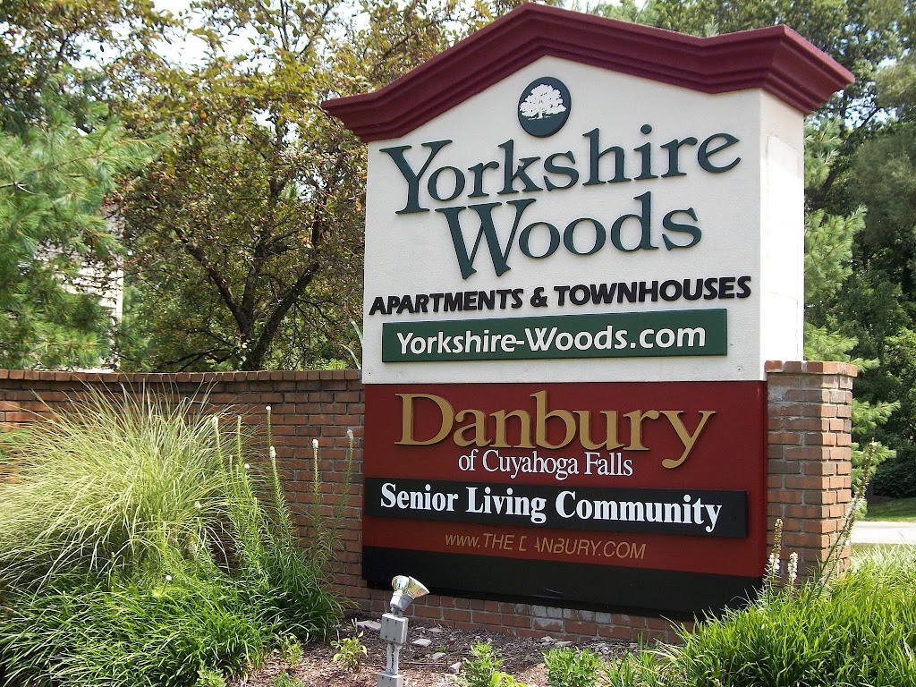 Yorkshire Woods Apartments and Townhomes | 1305 Buckingham Gate Blvd, Cuyahoga Falls, OH 44221, USA | Phone: (330) 928-4949