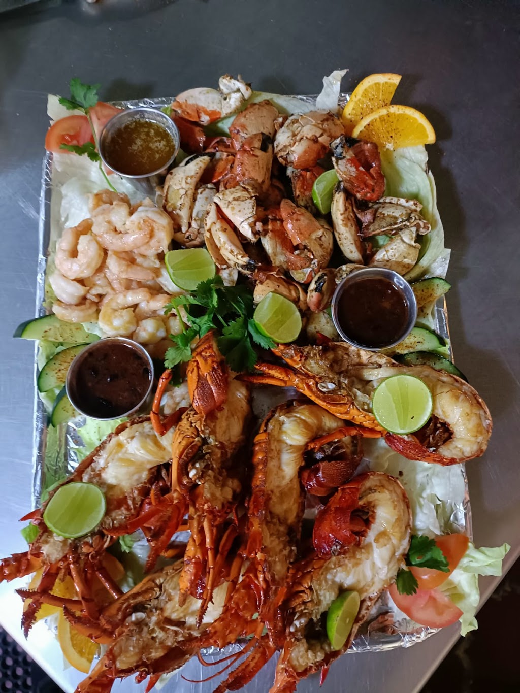Restaurante mar y tierra | Anzuelo 16, 22716 Puerto Nuevo, B.C., Mexico | Phone: 661 107 2035