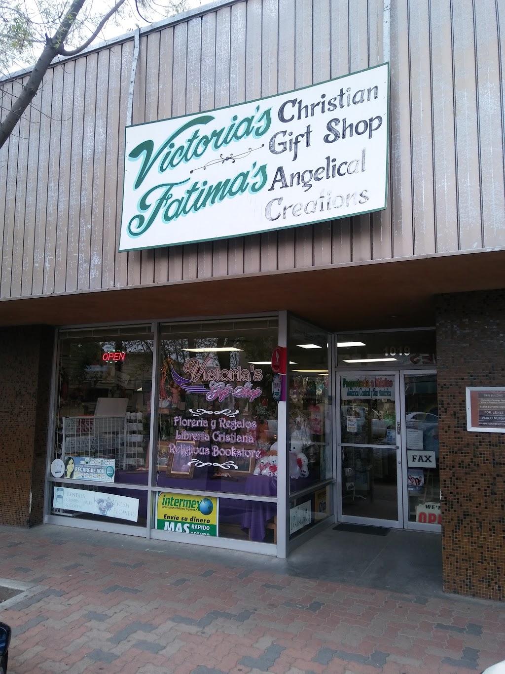 Victorias Christian Books & Flower Shop | 114 Dover Pl, Delano, CA 93215, USA | Phone: (661) 721-7121