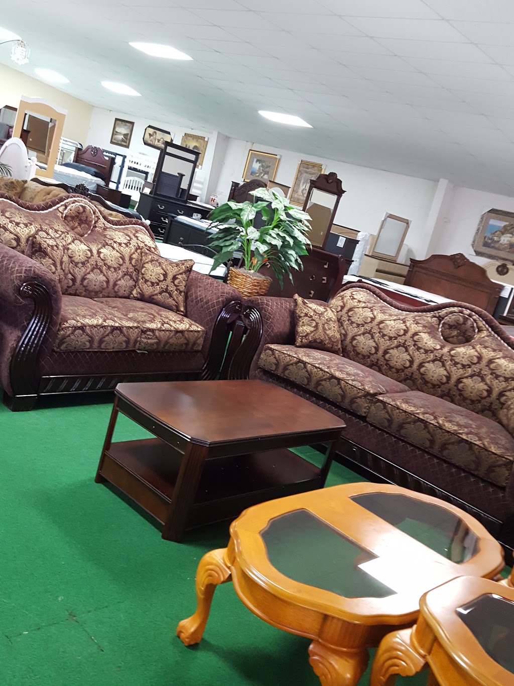 Lindas Furniture | 160 S Pacific Hwy, Woodburn, OR 97071, USA | Phone: (503) 982-0345