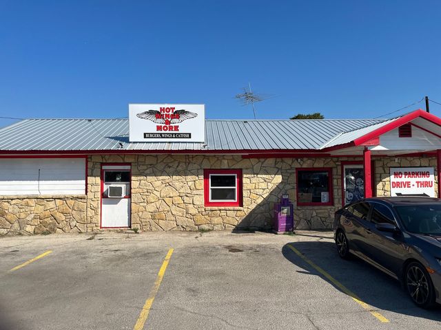 Hot Wings & More | 804 E Pearl St, Granbury, TX 76048, USA | Phone: (817) 964-3001