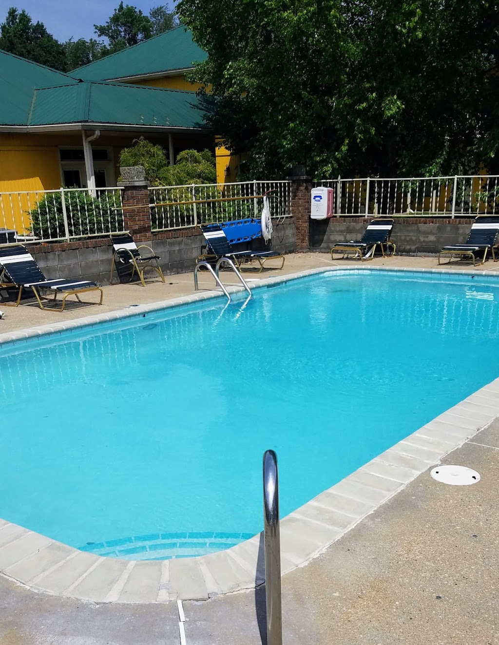 Golden Manor Inn & Suites | 116 Dixie Hwy, Muldraugh, KY 40155, USA | Phone: (800) 999-8181