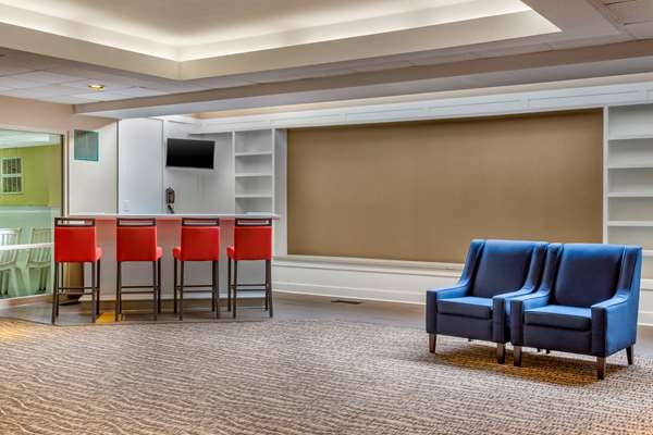 Comfort Suites Oakbrook Terrace near Oakbrook Center | 17W445 Roosevelt Rd, Oakbrook Terrace, IL 60181, USA | Phone: (630) 916-1000