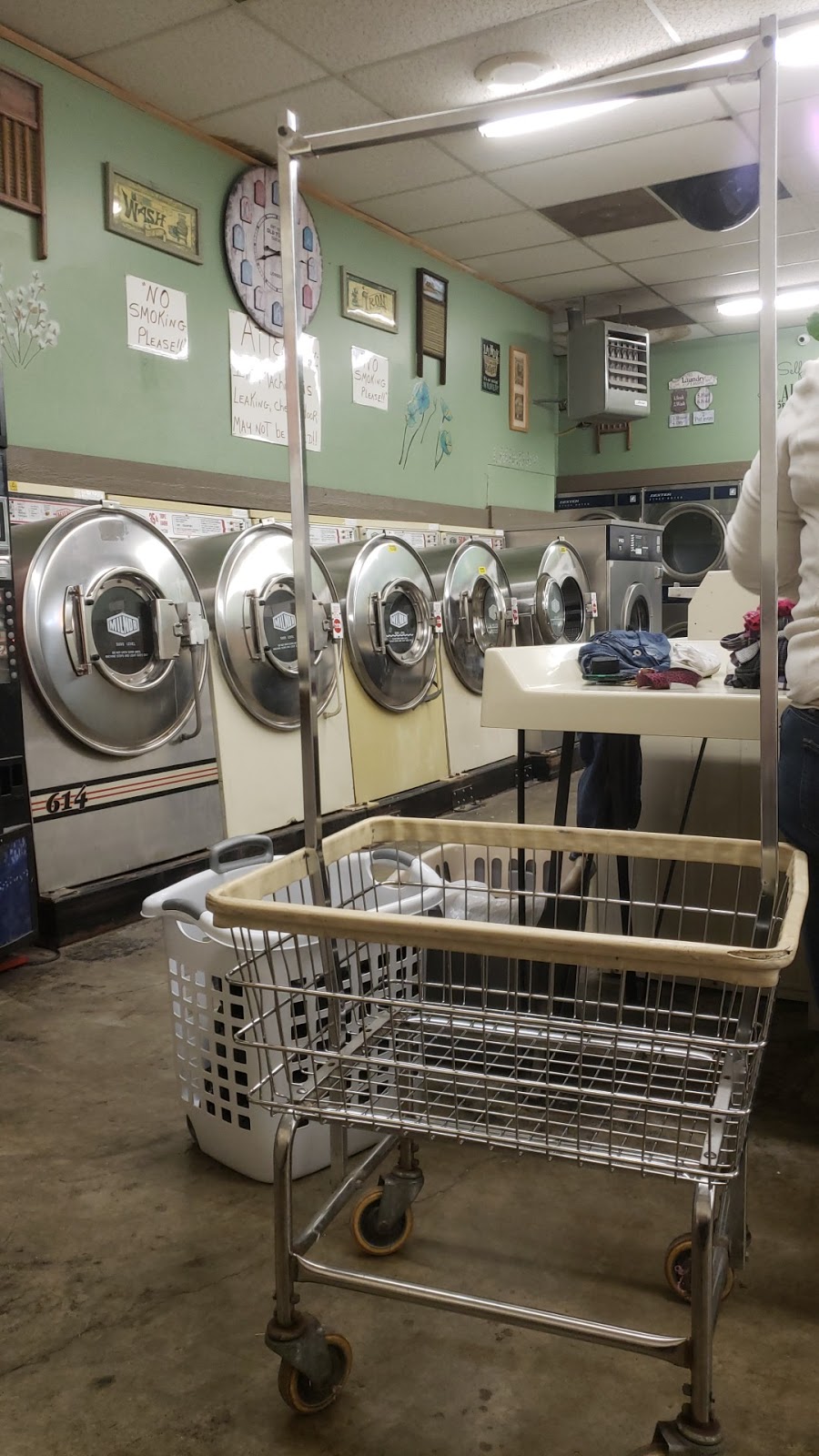 Fenton Coin Laundry | 912 Brookwood Center, Fenton, MO 63026, USA | Phone: (636) 343-9525