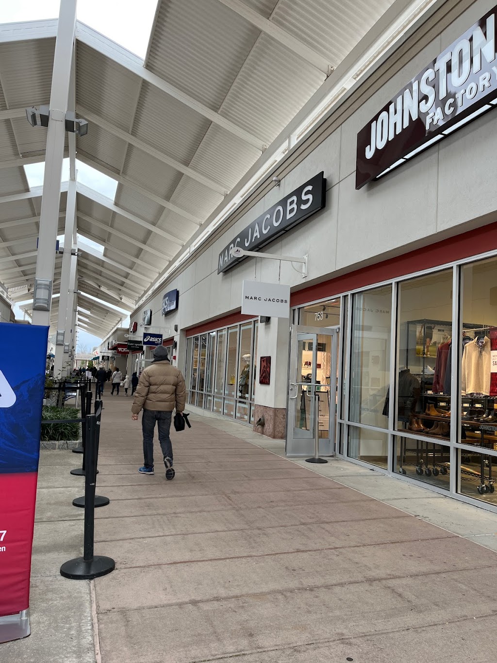 Marc Jacobs - Jersey Shore Premium Outlets | 1 Premium Outlet Blvd Suite 753, Tinton Falls, NJ 07753, USA | Phone: (732) 285-9285