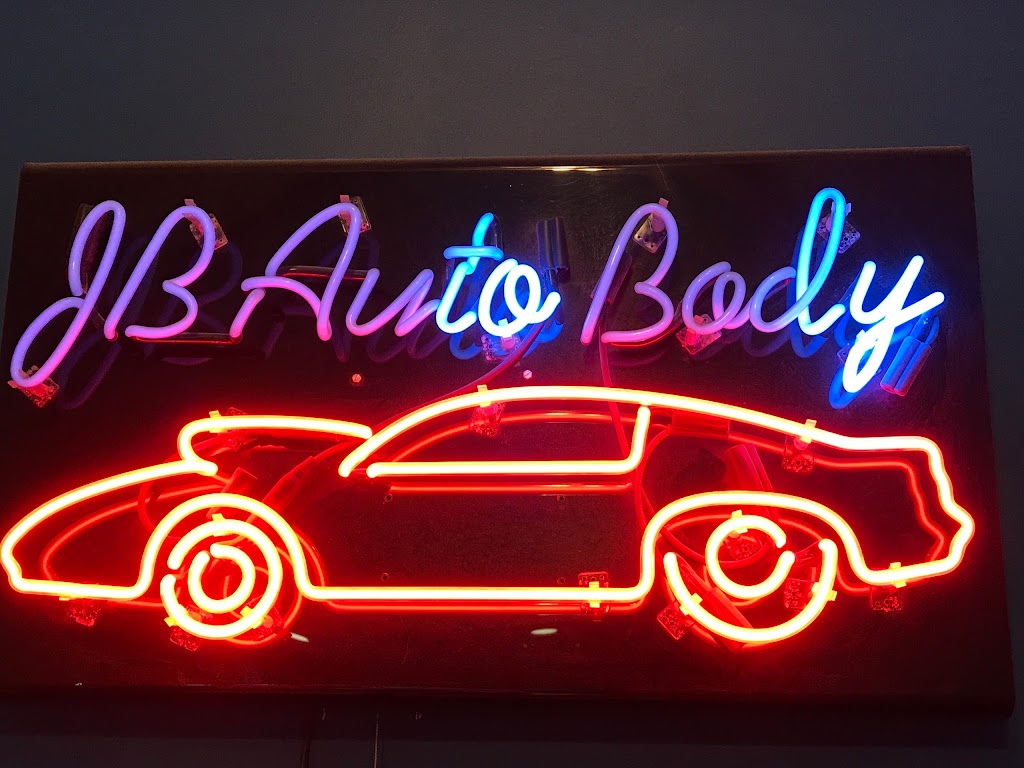 J B Auto Body | 1331 Harvestowne Ind Dr, St Charles, MO 63304, USA | Phone: (636) 926-3800