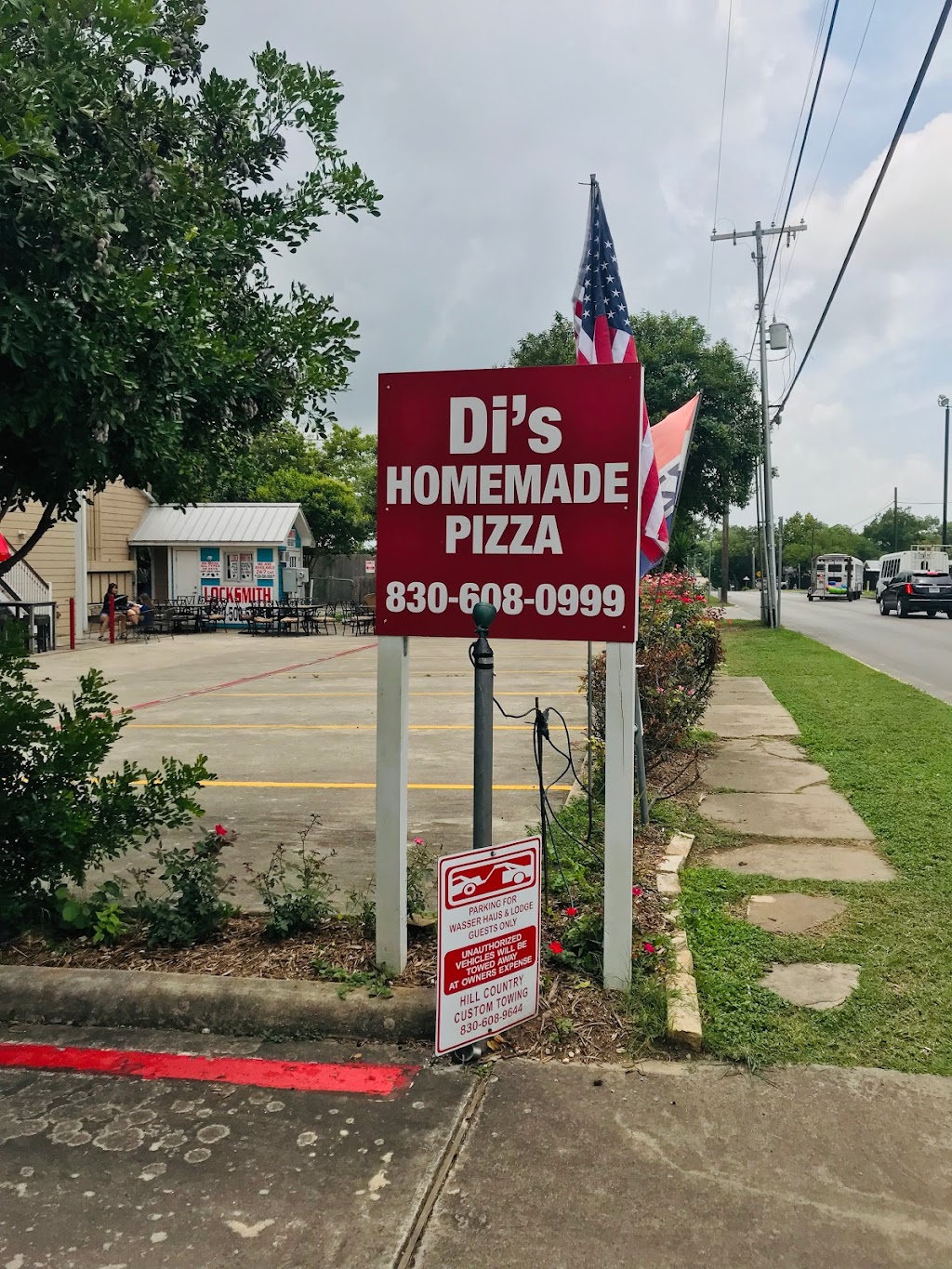 Dis Homemade Pizza | 211 W Lincoln St, New Braunfels, TX 78130, USA | Phone: (830) 608-0999