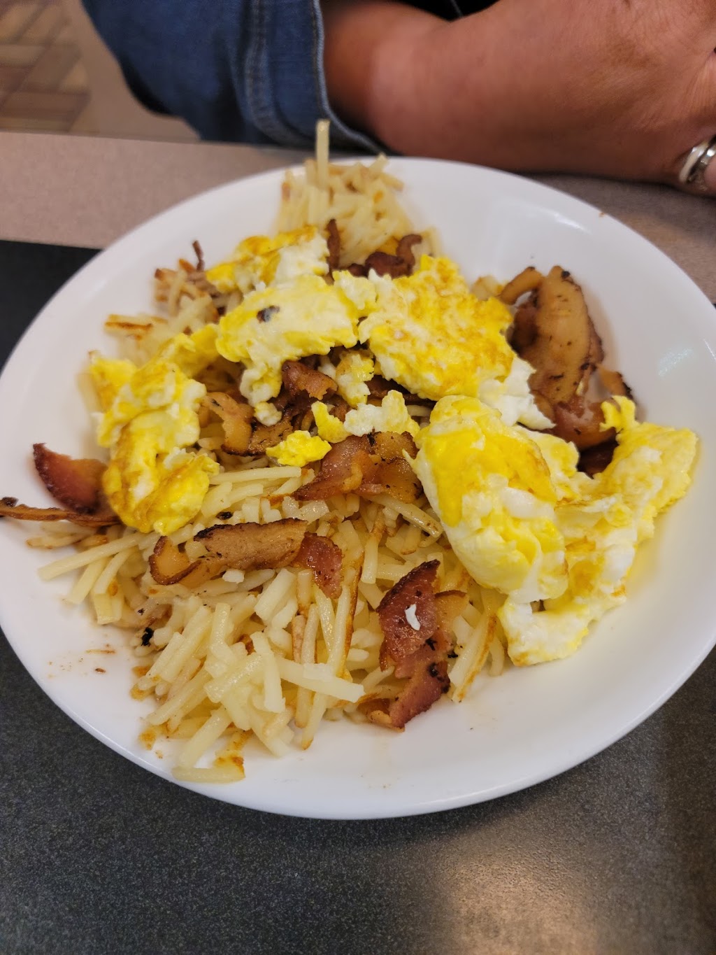 Waffle House | 188 S Dixie Blvd, Radcliff, KY 40160, USA | Phone: (270) 351-5400