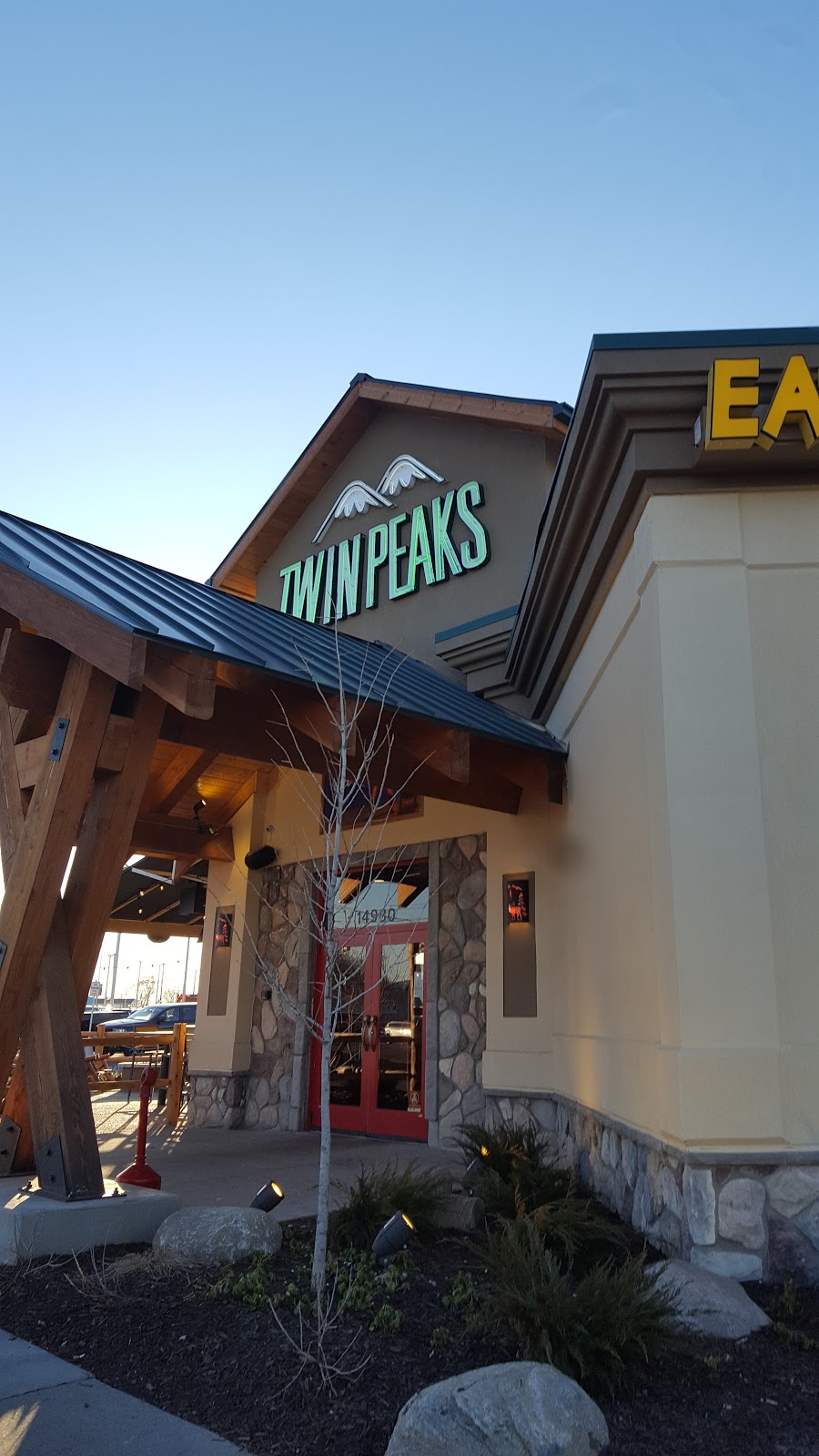 Twin Peaks Restaurant | 14980 Dix Toledo Rd, Southgate, MI 48195, USA | Phone: (734) 767-5276