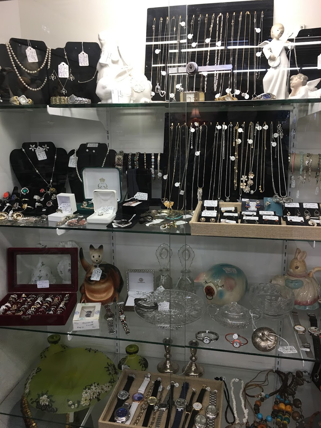 Clarence Hollow Antique Mall & Bonadio Country Store | 11111 Main St, Clarence, NY 14031, USA | Phone: (716) 759-8538