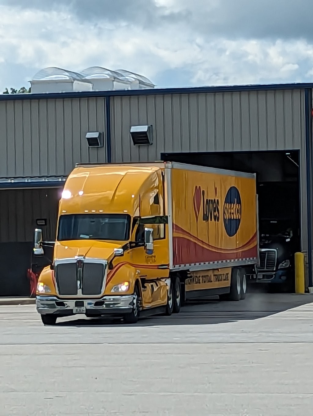 Loves Travel Stop | 4352 OH-225, Diamond, OH 44412, USA | Phone: (234) 863-4940