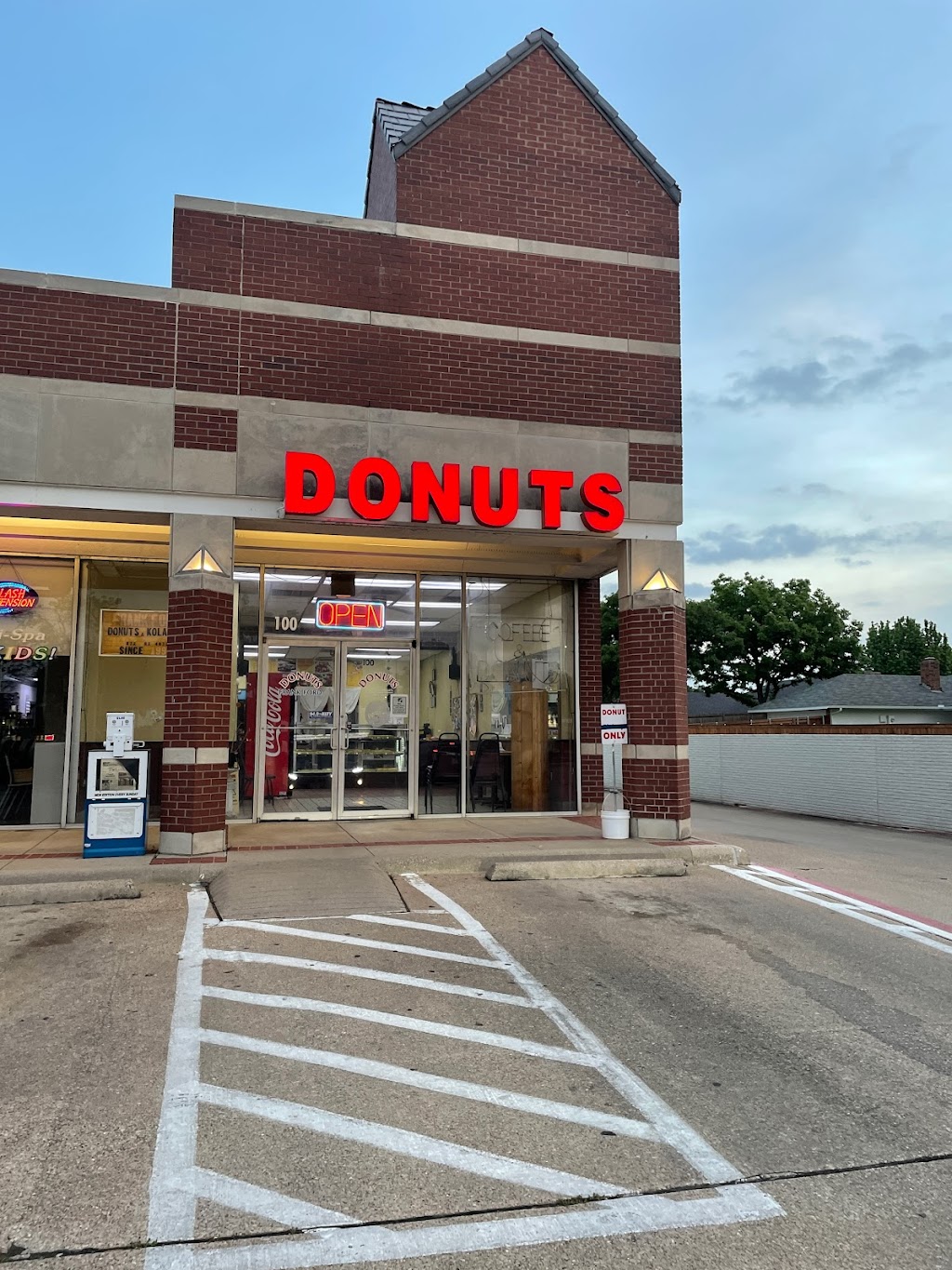 Frankford Donut Shop | 3108 Old Denton Rd, Carrollton, TX 75007, USA | Phone: (972) 492-4670