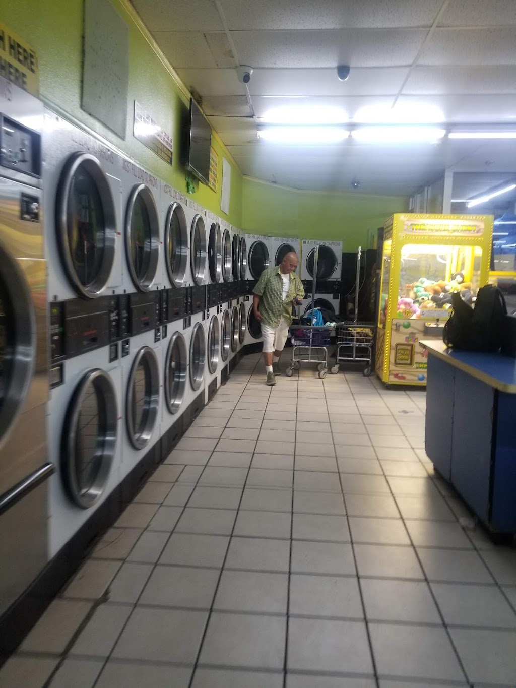 Lavanderia Coin Laundry | 457 W Holt Ave, Pomona, CA 91768, USA | Phone: (909) 469-4824