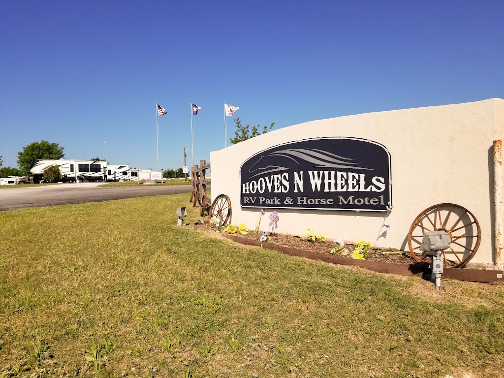 Hooves N Wheels RV Park and Horse Motel | 4128 Granbury Hwy, Weatherford, TX 76087, USA | Phone: (817) 599-4686
