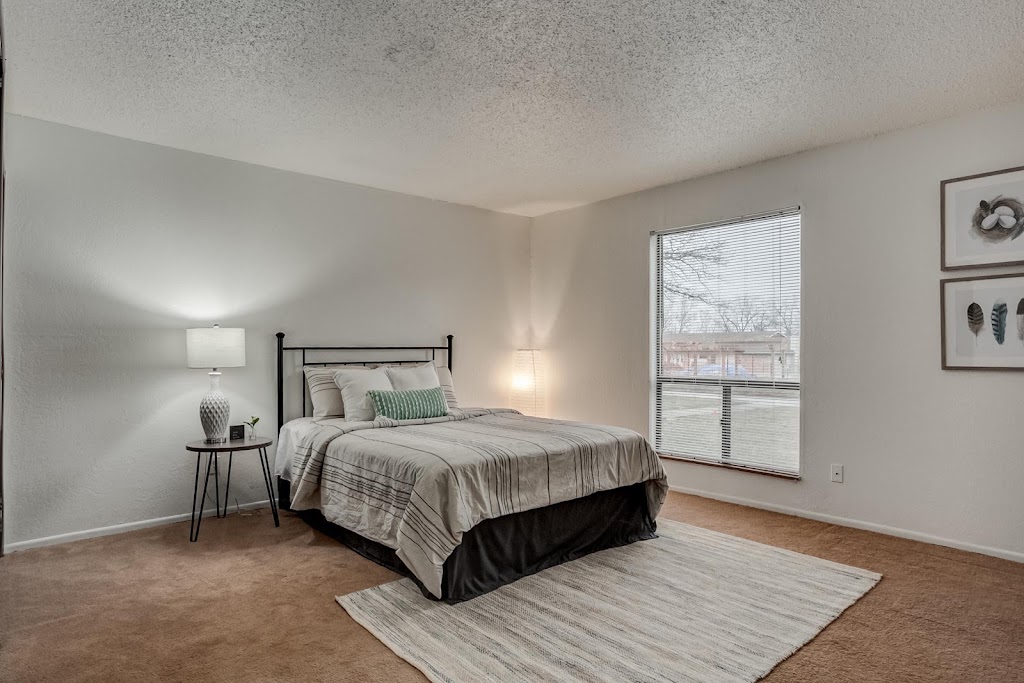 View High Lake Apartments | 10611 E 98th Terrace, Kansas City, MO 64134 | Phone: (816) 578-8320