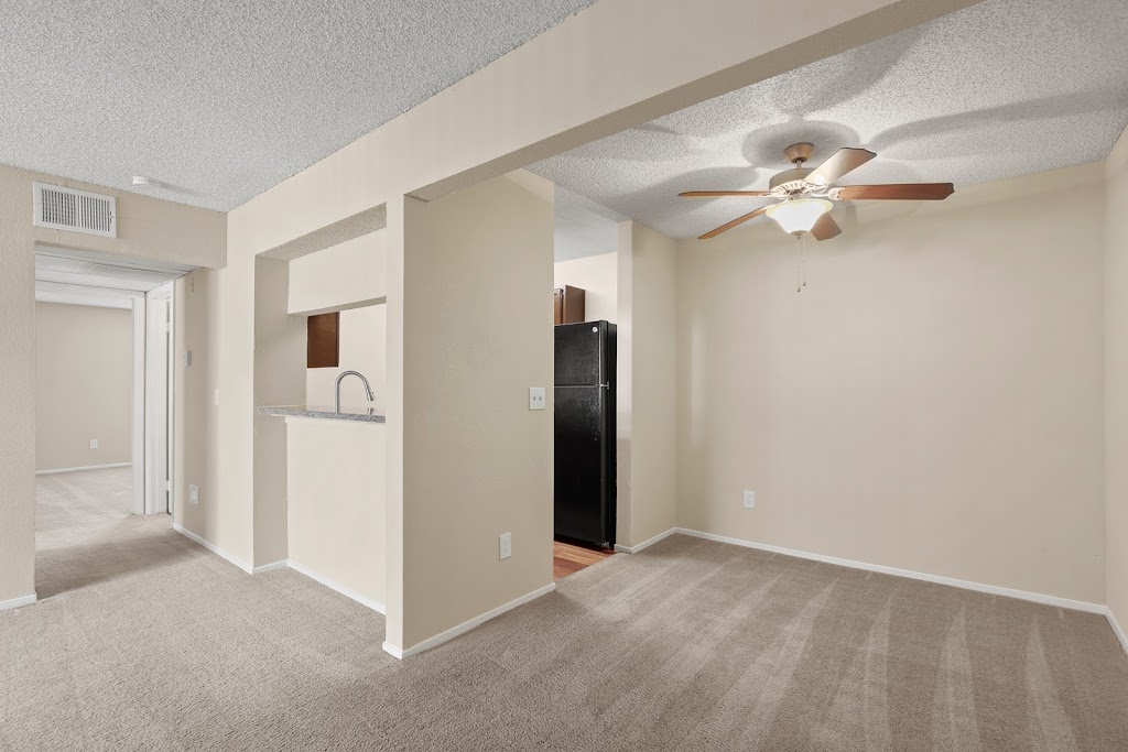 MacArthur Park Apartments | 812 Kinwest Pkwy, Irving, TX 75063, USA | Phone: (469) 209-7756