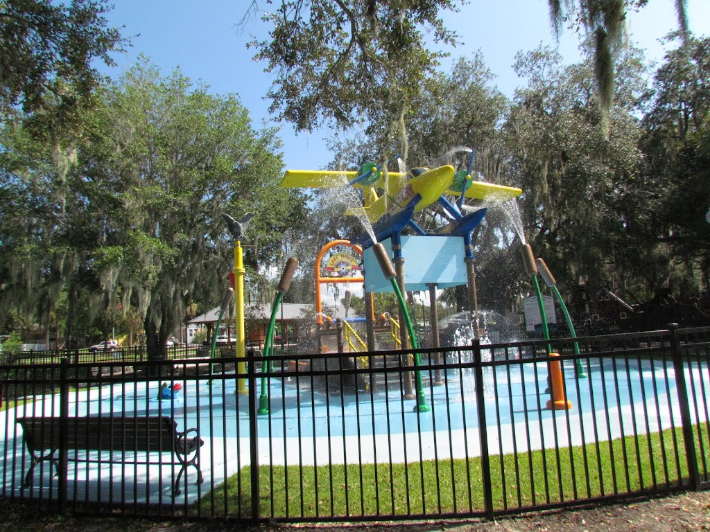 Tavares Splash Pad in At Wooton Park, 306 E Ruby St, Tavares, FL 32778, USA