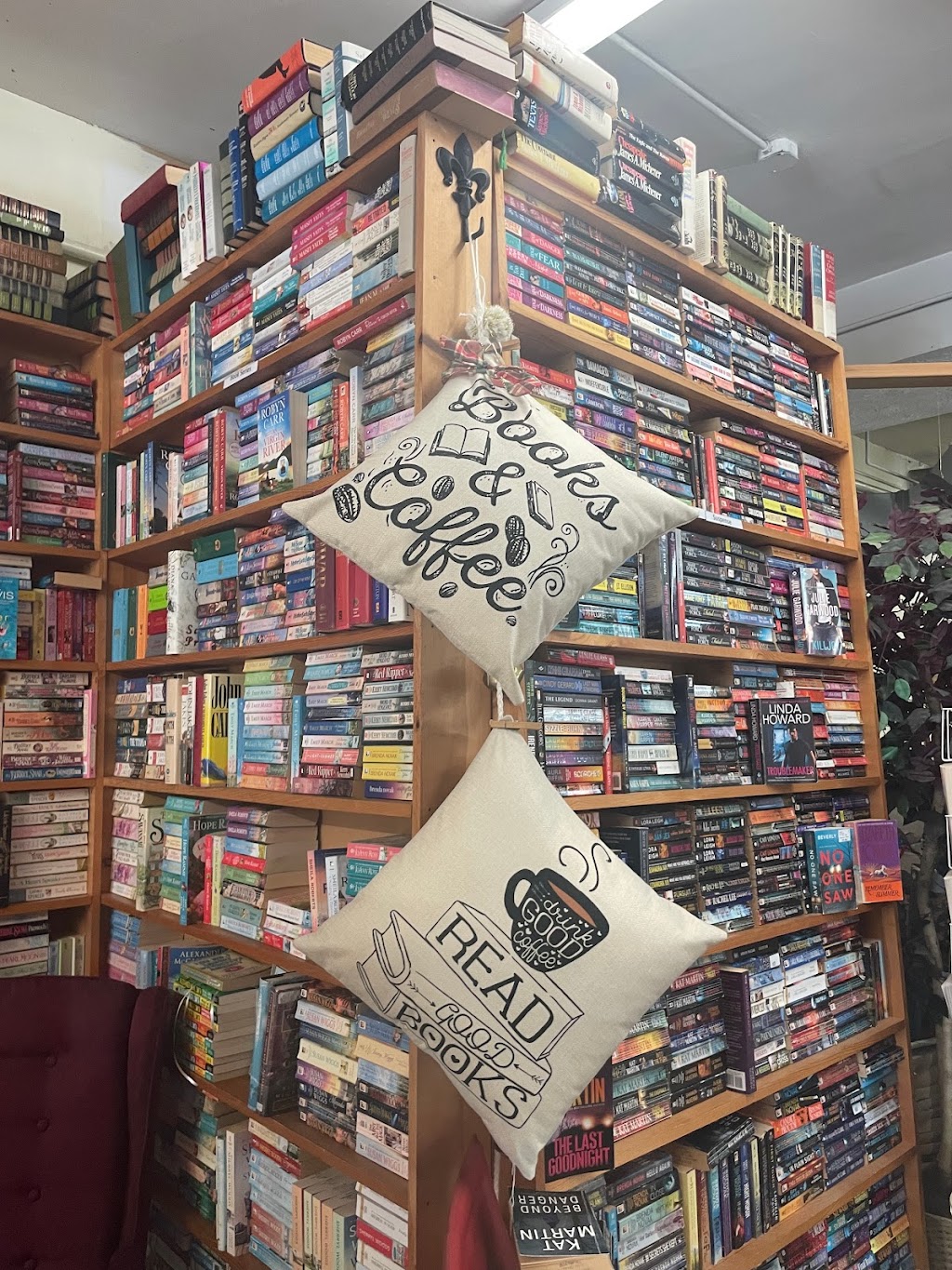 Dorries Booktique | 5551 Fulton Dr NW, Canton, OH 44718, USA | Phone: (330) 494-2130