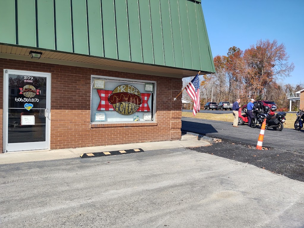 Mr.Eds Hotdogs | 209 N Main St, Stanton, KY 40380, USA | Phone: (606) 569-8170