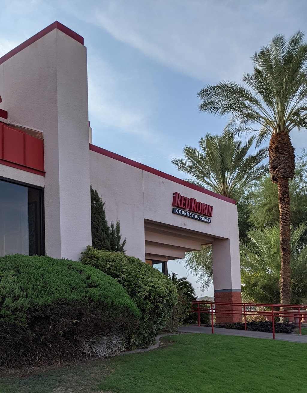 Red Robin Gourmet Burgers and Brews | 1375 W Elliot Rd, Tempe, AZ 85284, USA | Phone: (480) 940-9900