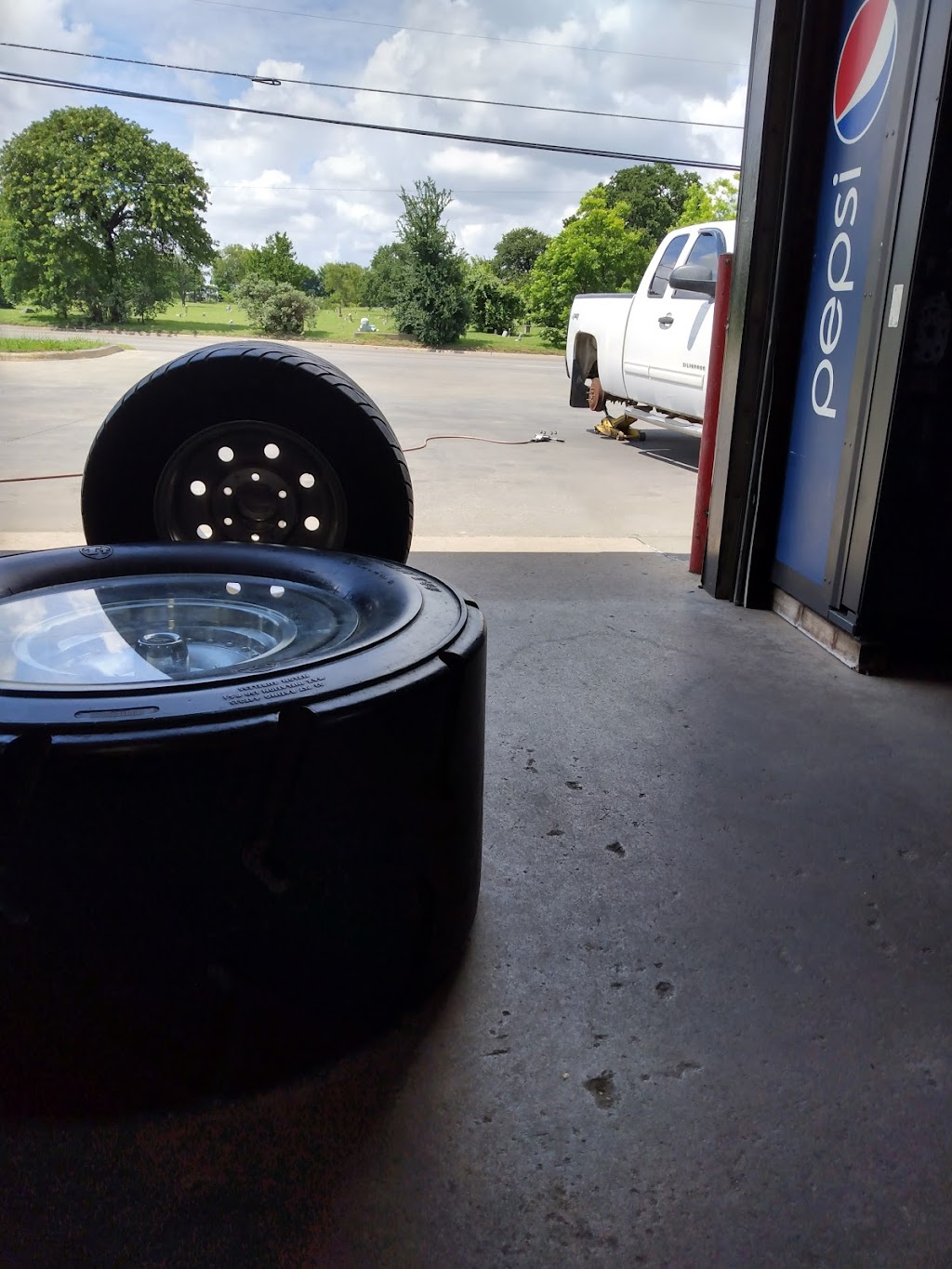 H & H Tire | 4006 NE 28th St A, Haltom City, TX 76111, USA | Phone: (817) 831-1100