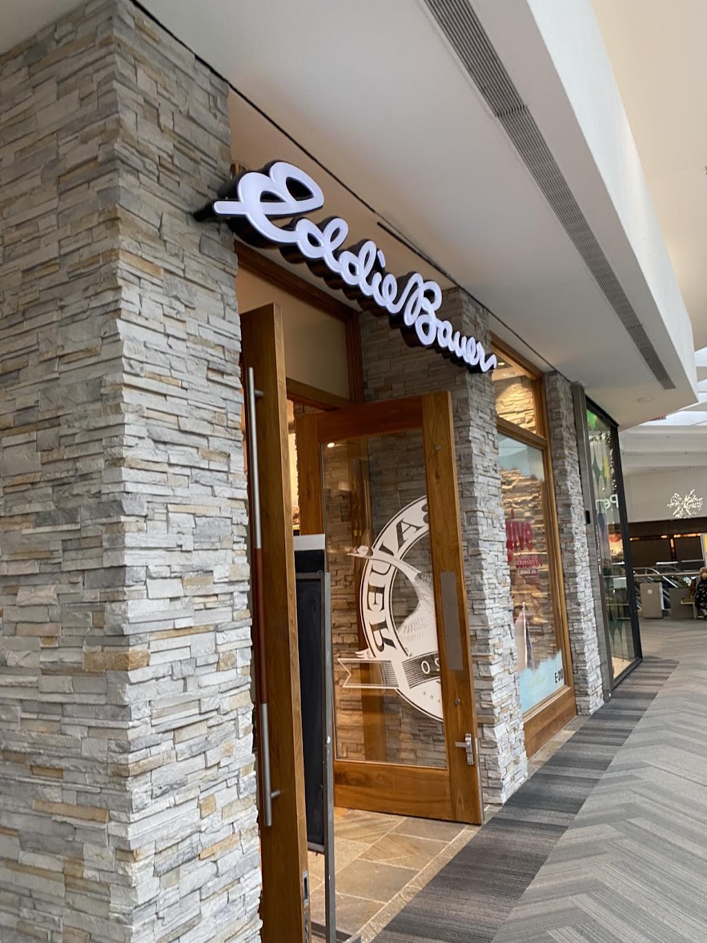 Eddie Bauer | 5 Woodfield Mall, Schaumburg, IL 60173 | Phone: (847) 619-0909