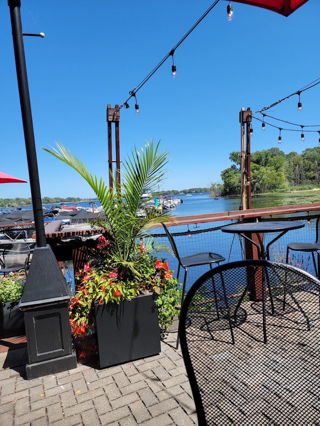 Admiral Ds Waterfront Tavern | 4424 Lake Ave S, White Bear Lake, MN 55110, USA | Phone: (651) 426-3444