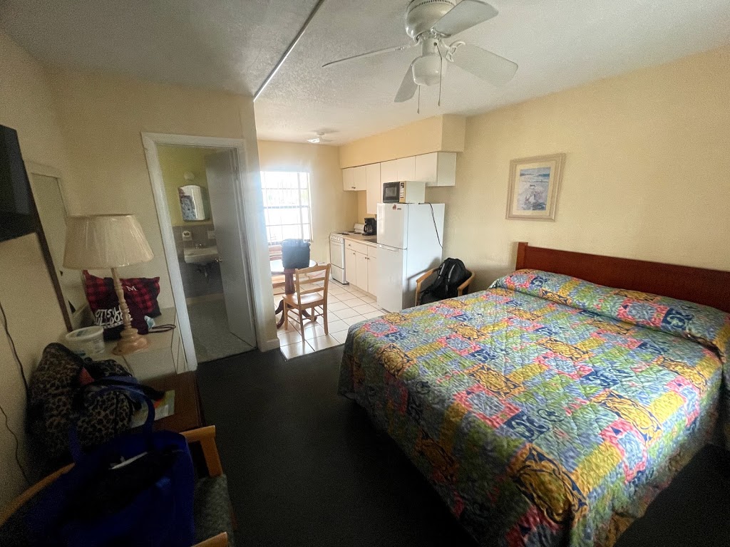 Royal Canadian Motel | 653 Mandalay Ave, Clearwater, FL 33767, USA | Phone: (727) 446-9421