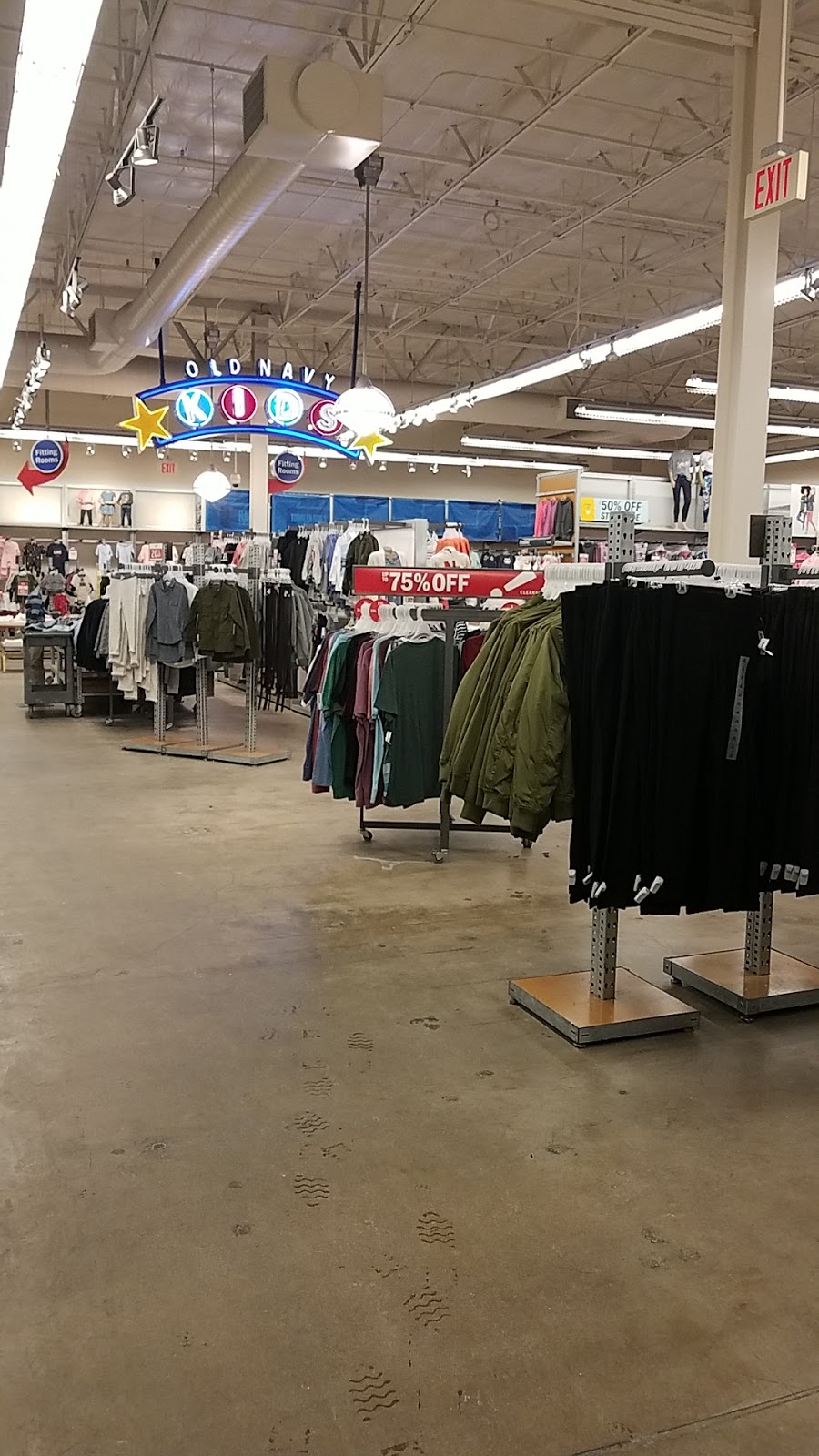 Old Navy | 346 W Army Trail Rd Ste #100, Bloomingdale, IL 60108, USA | Phone: (847) 610-7980