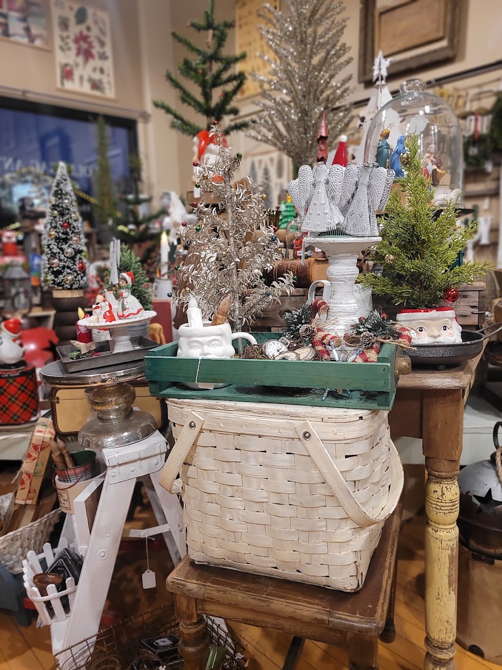 Lollygag Antiques | 16 6th Ave, New Glarus, WI 53574, USA | Phone: (630) 209-0423