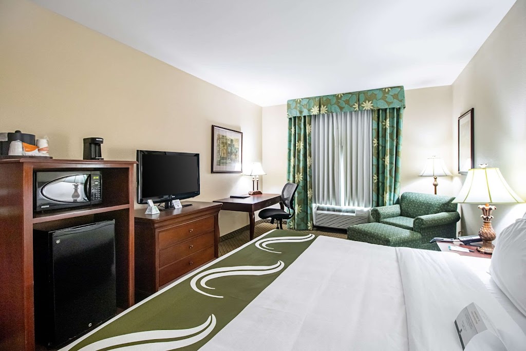 Quality Inn & Suites | 615 US-77, Robstown, TX 78380, USA | Phone: (361) 236-4057