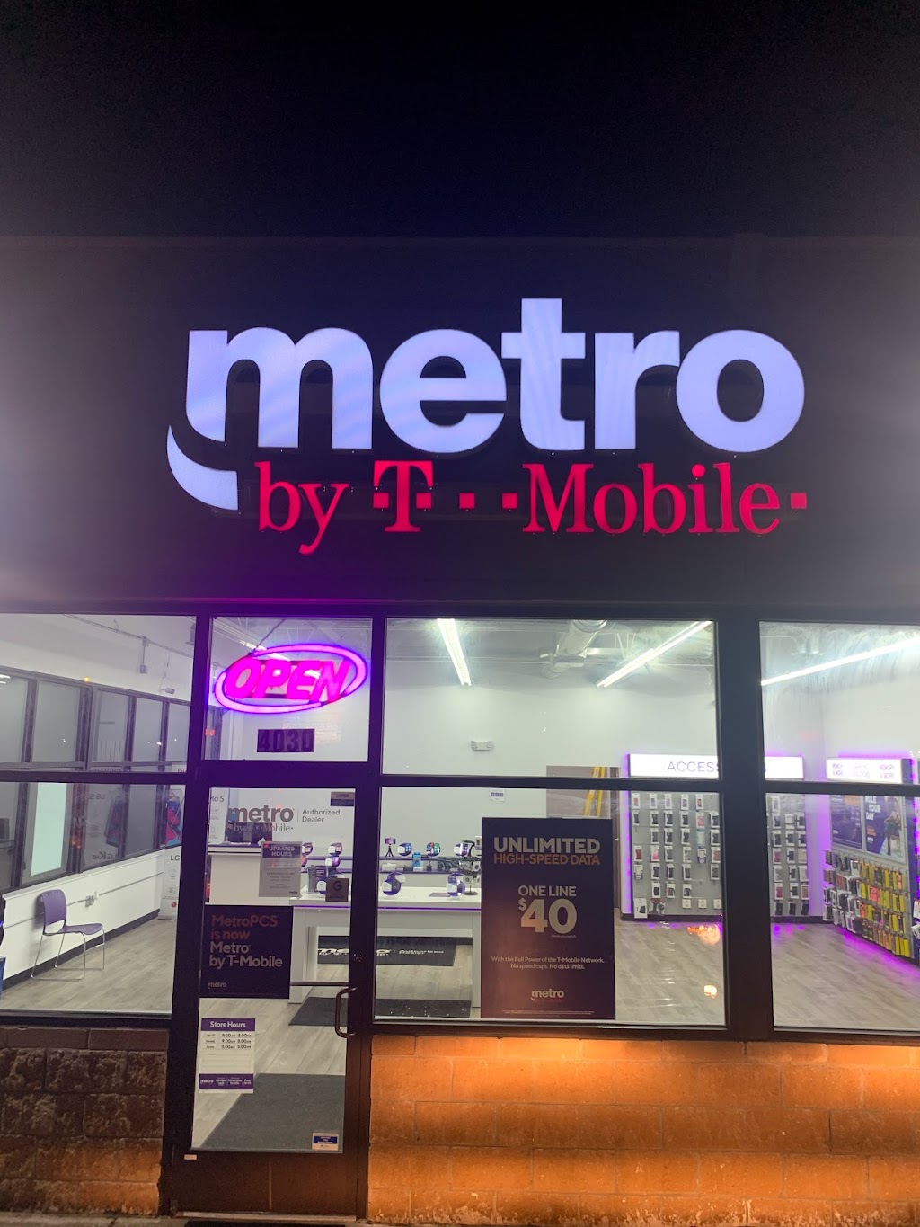 Metro by T-Mobile - electronics store  | Photo 2 of 7 | Address: 4030 Auburn Rd, Shelby Township, MI 48317, USA | Phone: (586) 918-1111