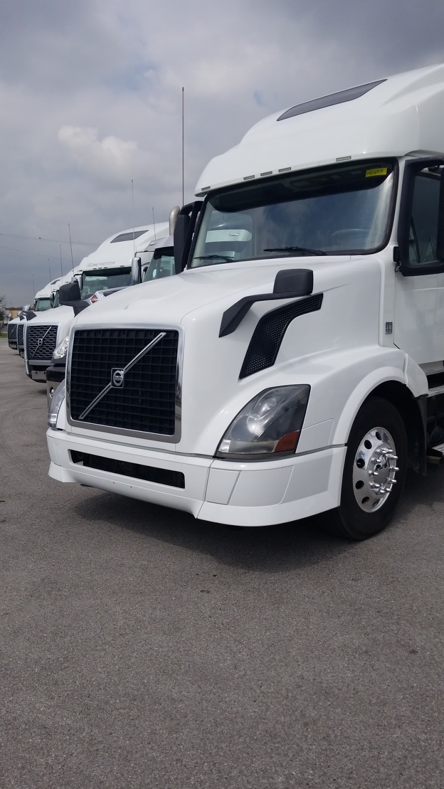 Lone Mountain Truck Leasing | 600 W 172nd St, South Holland, IL 60473, USA | Phone: (708) 794-3335