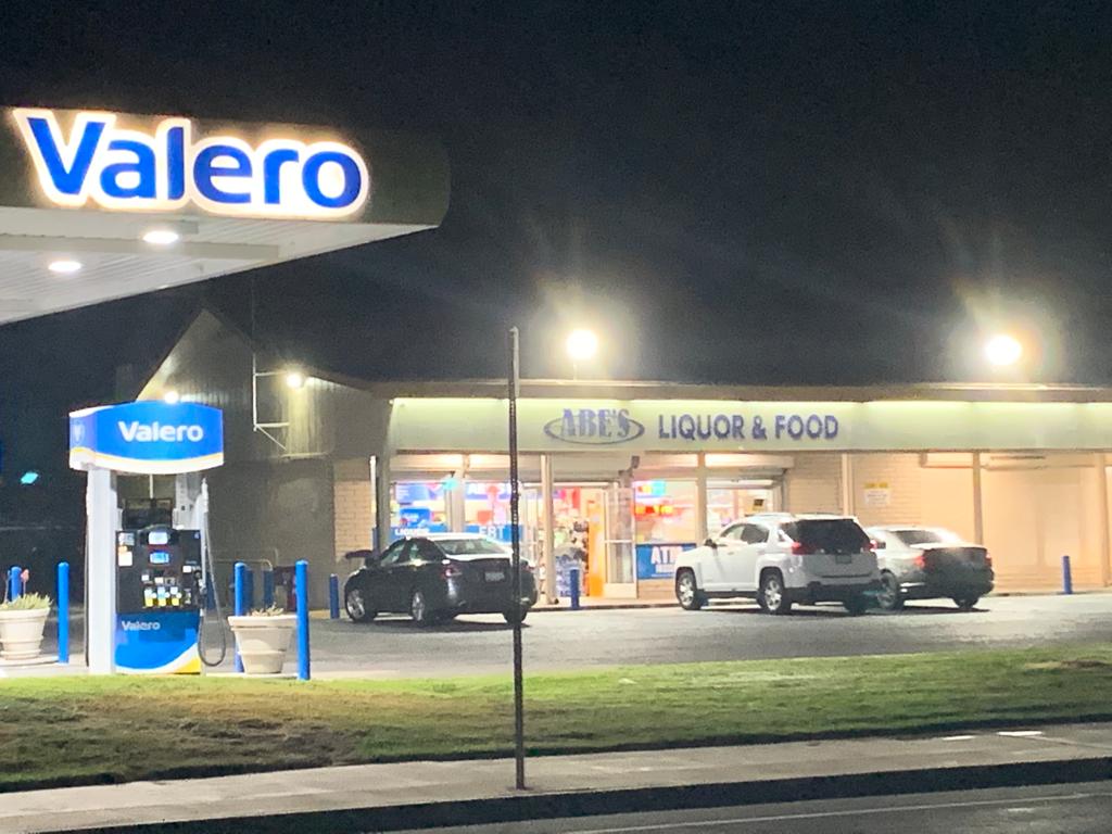 Abes Liquor & Food (Valero) | 423 W Barstow Ave, Clovis, CA 93612, USA | Phone: (559) 323-9863