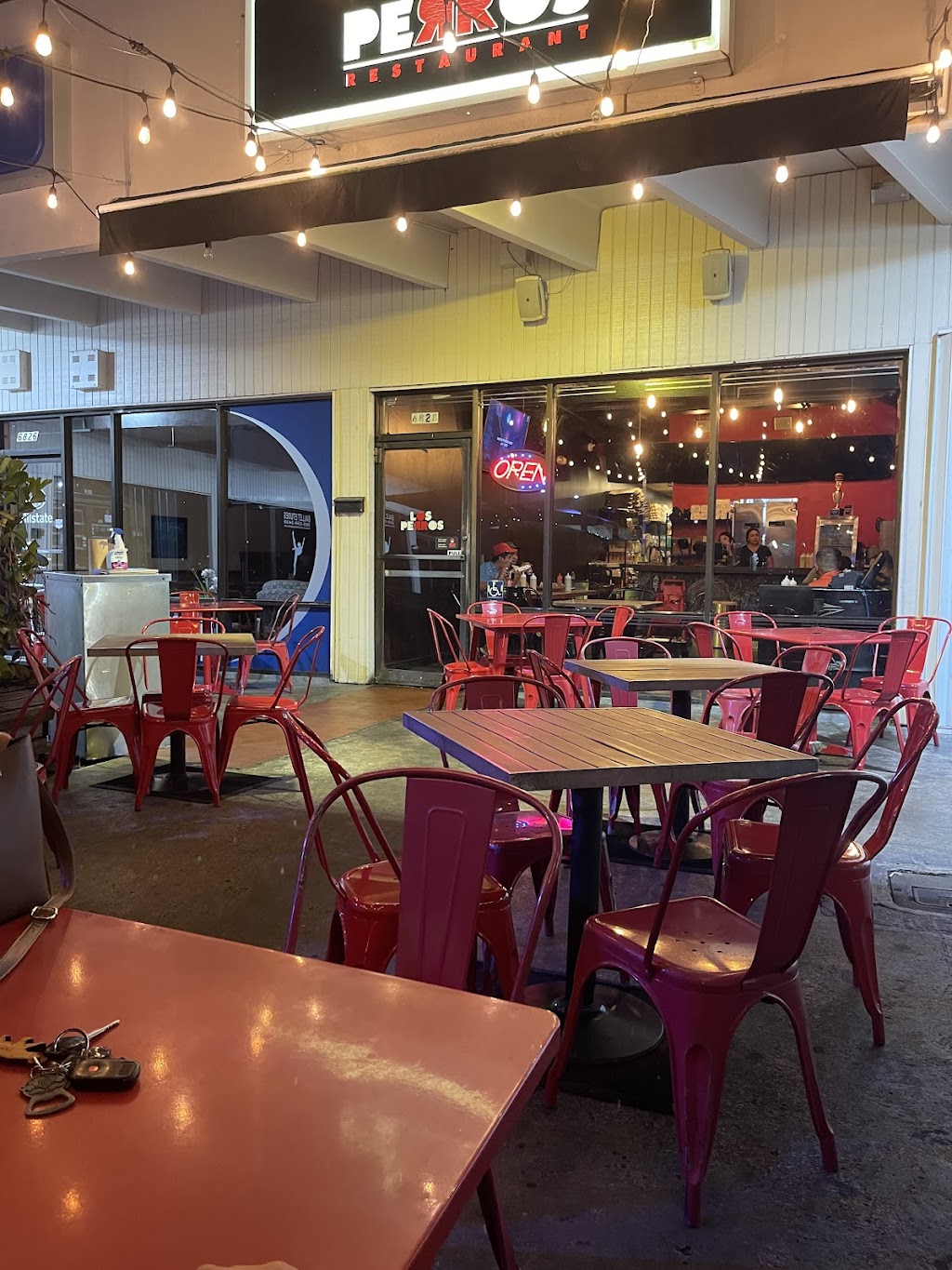 Los Perros | 6828 NW 169th St, Hialeah, FL 33015, USA | Phone: (305) 823-6900