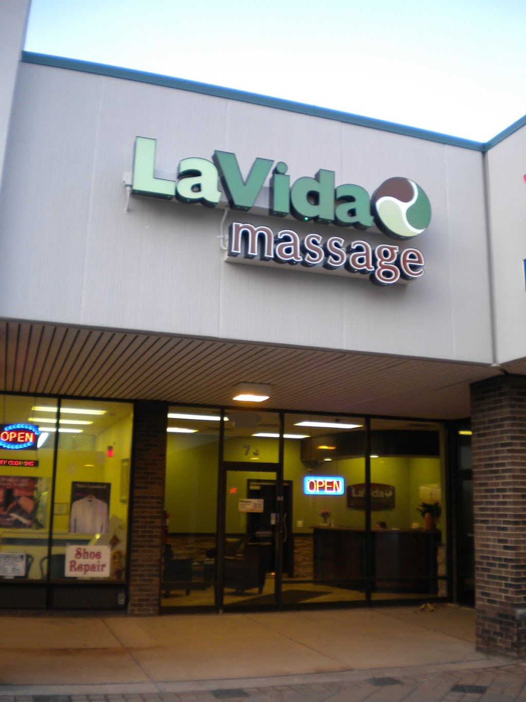 LaVida Massage | 73 E Long Lake Rd, Troy, MI 48085, USA | Phone: (248) 813-1330