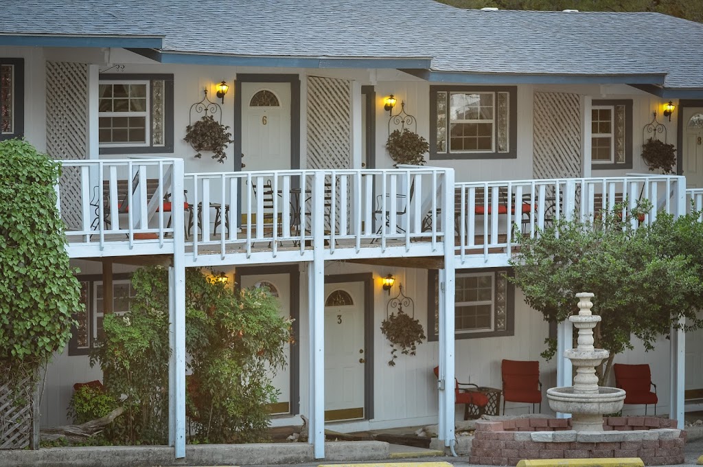 Holiday Lodge on Canyon Lake | 537 Skyline Dr #4894, Canyon Lake, TX 78133, USA | Phone: (830) 964-3693