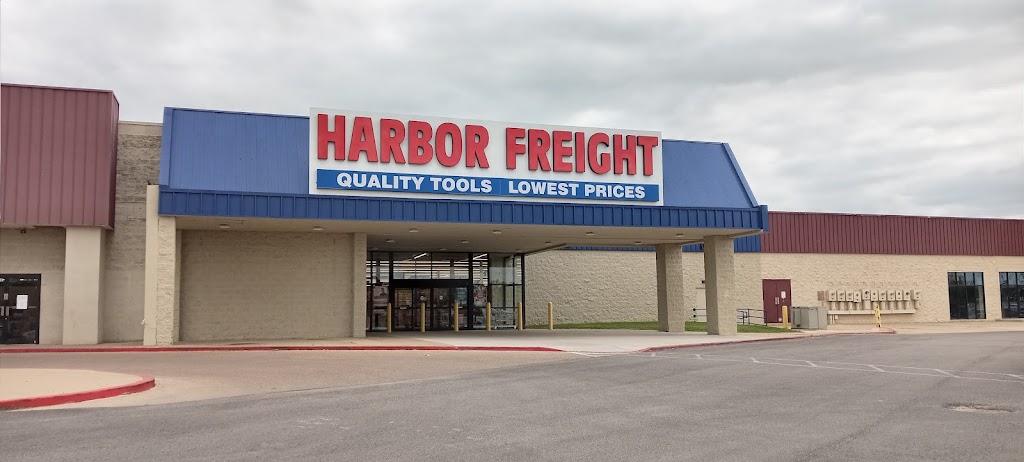 Harbor Freight Tools | 1663 W Henderson St Suite 4, Cleburne, TX 76033, USA | Phone: (817) 774-4111