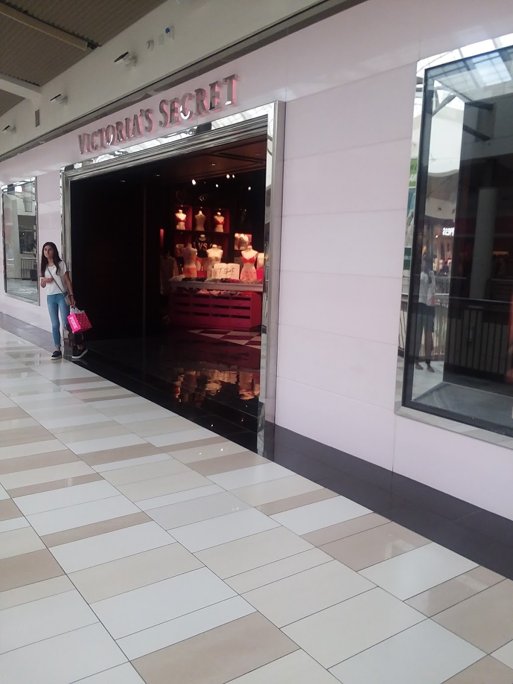 Victorias Secret | 1 Crossgates Mall Rd L-204, Albany, NY 12203, USA | Phone: (518) 452-4393