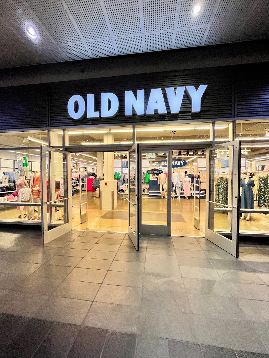 Old Navy | 100 N La Cienega Blvd, Los Angeles, CA 90048, USA | Phone: (310) 854-0658