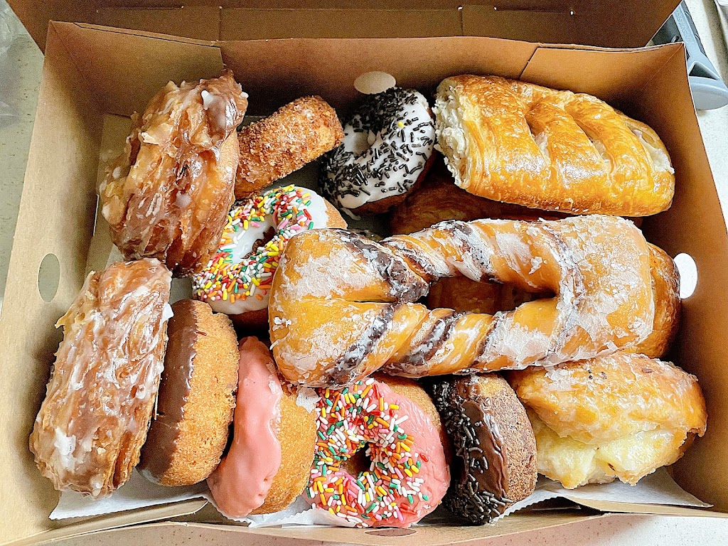 Simones Donuts | 6400 E Stearns St, Long Beach, CA 90815, USA | Phone: (562) 493-4104