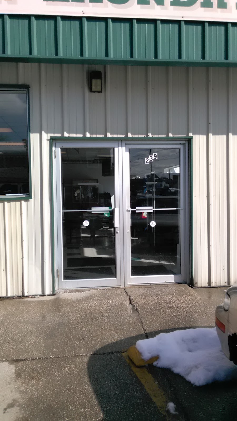 Bennys Coin Laundry | 239 E Main St, Geneva, OH 44041, USA | Phone: (440) 850-1844