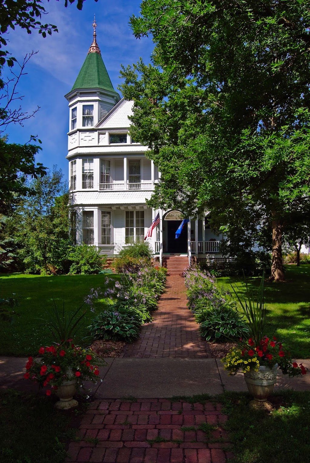 Phipps Inn Bed and Breakfast | 1005 3rd St, Hudson, WI 54016, USA | Phone: (715) 386-0800