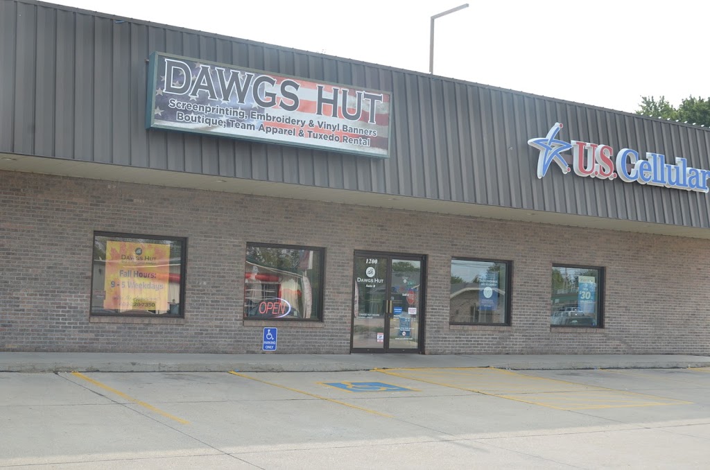 Dawgs Hut | 1200 N 6th St, Beatrice, NE 68310, USA | Phone: (402) 228-7350
