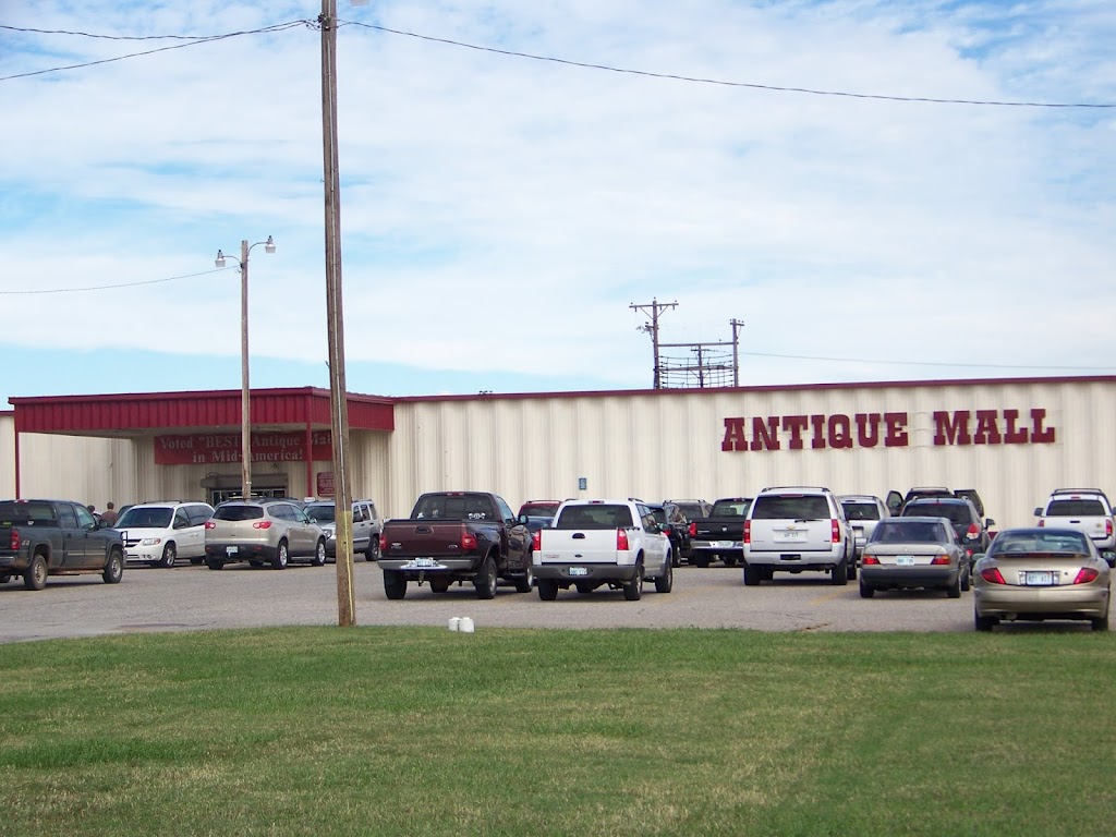 Paramount Antique Mall | 13200 US-54, Wichita, KS 67235, USA | Phone: (316) 722-0500